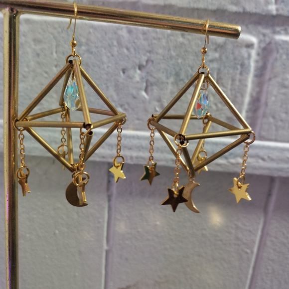 Goldtone geometric earings - Picture 3 of 8